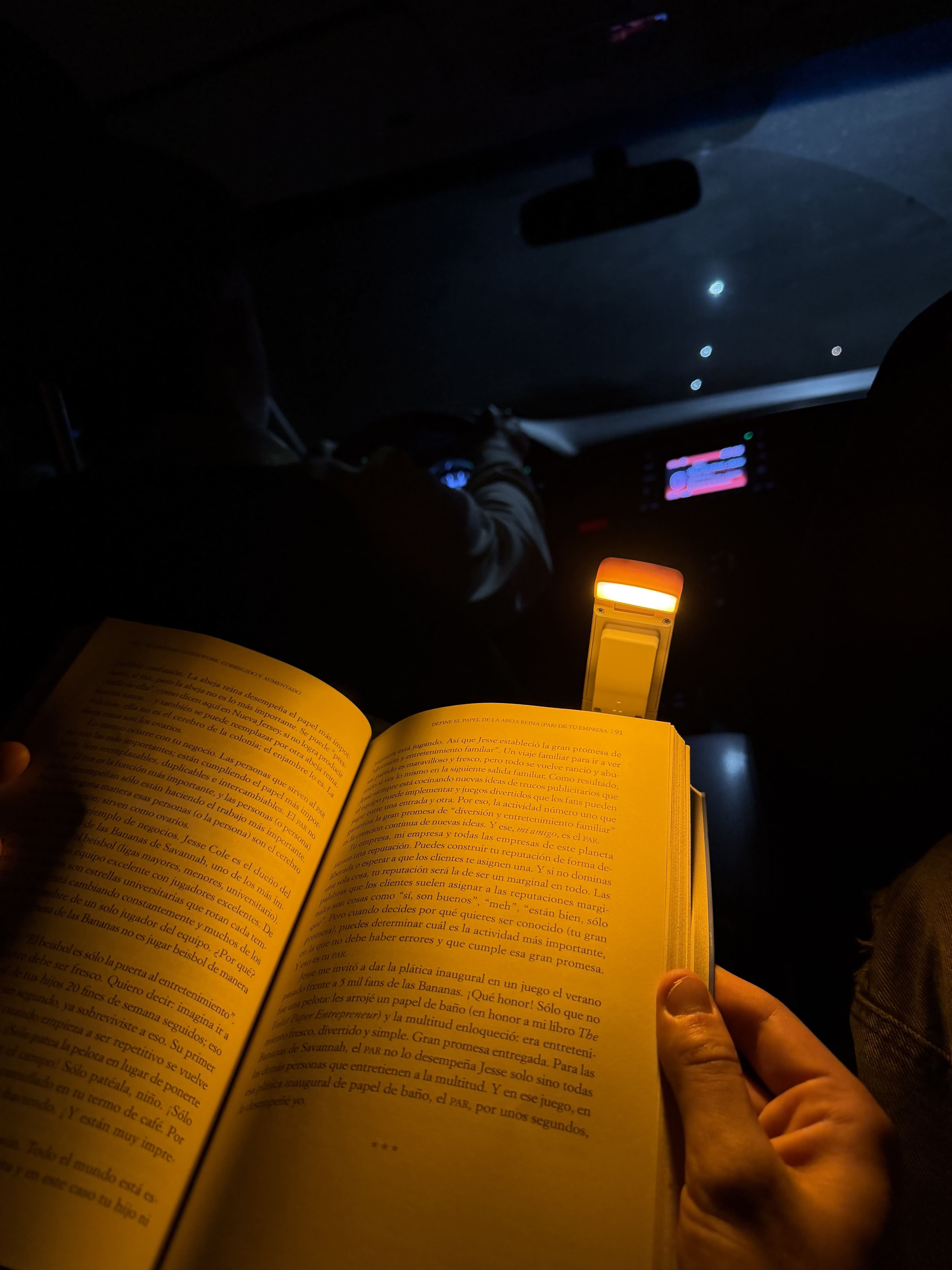 LUMIA — luz de lectura LED recargable con clip — foto 4